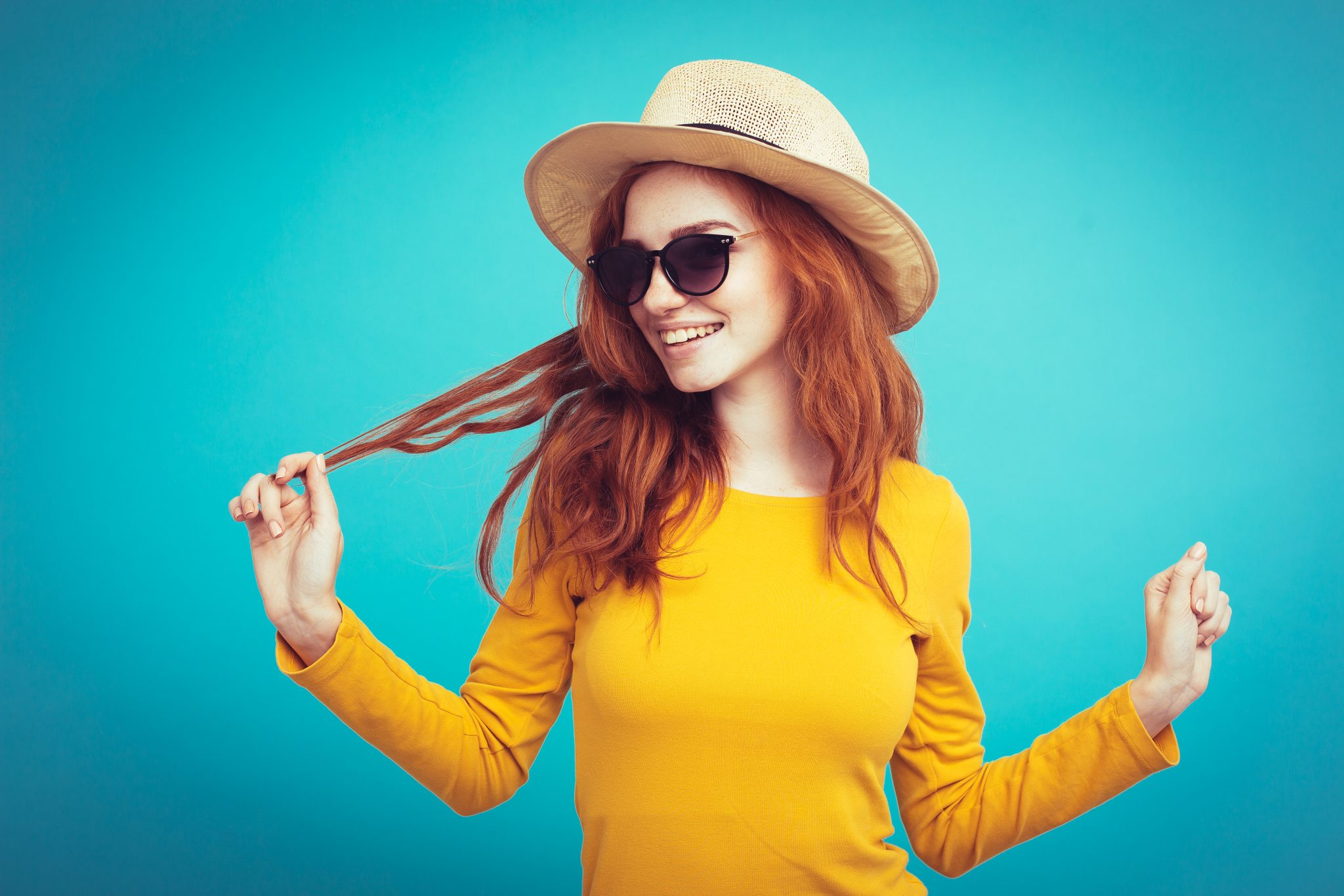 Happy lady. Яркая девушка. Радостная девушка. Девушка на оранжевом фоне. Девушка в шляпе улыбается.