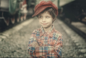 Foto de um menino com camisa xadrez e boné vermelho para demonstrar visão fantasma