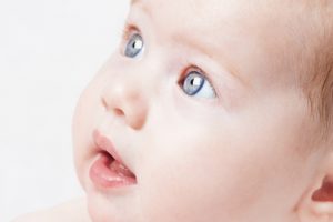 a cor dos olhos do bebe mudam até qual idade