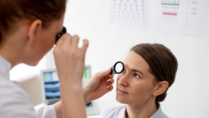 A imagem mostra uma consulta Oftalmológica ou de optometria em um ambiente clínico iluminado e moderno.