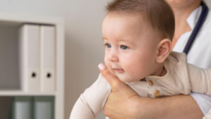 A imagem retrata um momento de cuidado médico e saúde infantil, sendo ideal para ilustrar temas como pediatria, consultas de rotina do bebê, cuidado neonatal e bem-estar familiar.