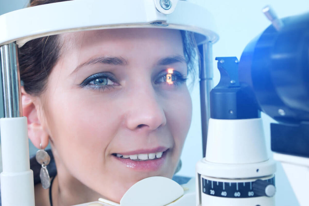 mulher realizando exame para diagnosticar retinose pigmentar