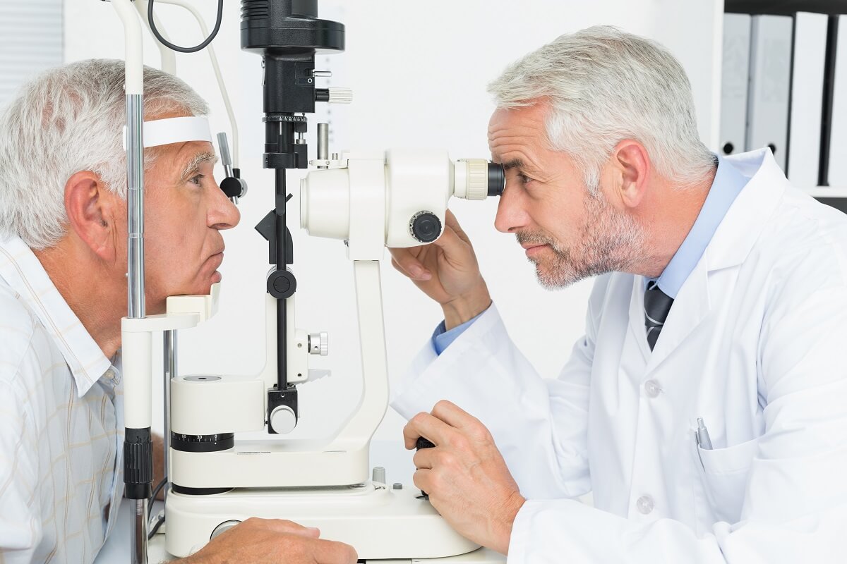 Oftalmologista realizando exame médico para identificar possíveis tipos de catarata