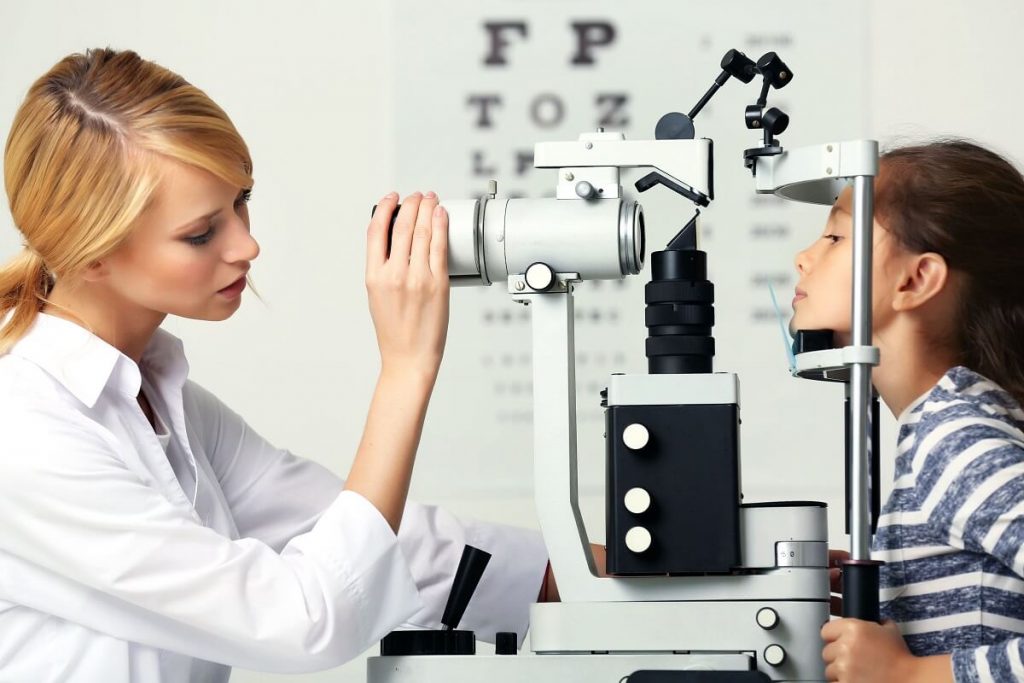 Oftalmologista realizando um dos tipos de exame de vista