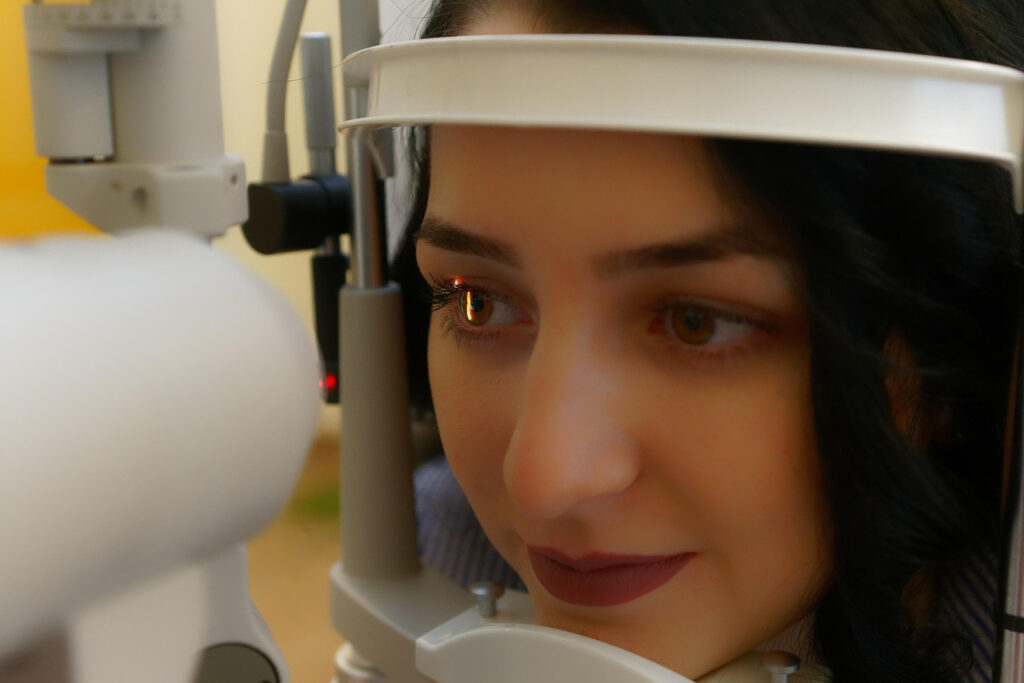 imagem de uma mulher realizando um teste virtual