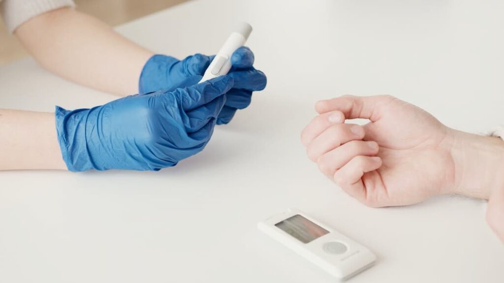 Imagem de um teste de diabetes sendo realizado na mão