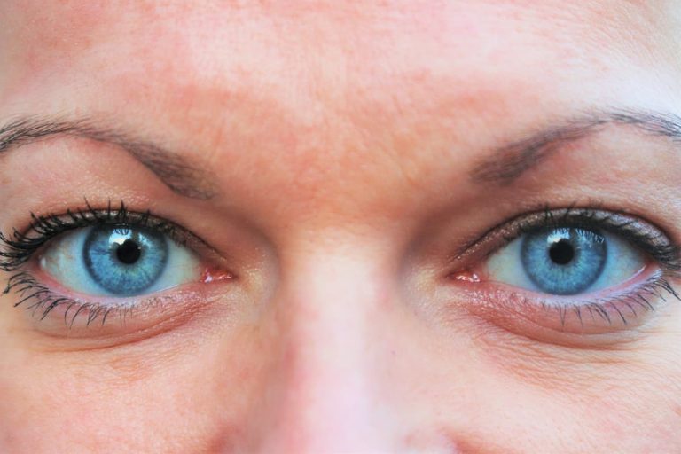 Foto dos olhos de uma pessoa.
