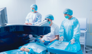 equipe de médicas usando uniformes azul e branco se preparando para realizar cirurgia de catarata