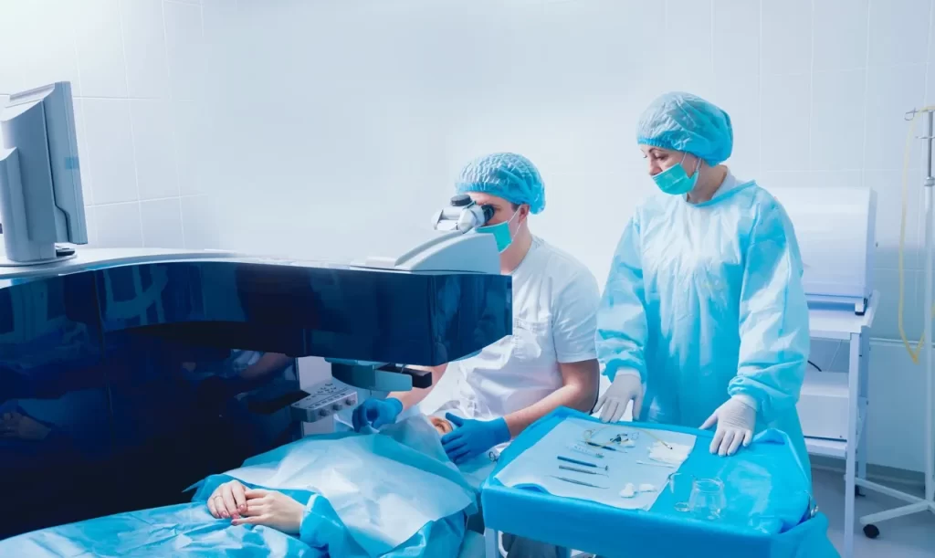 Oftamologistas realizando cirurgia em paciente