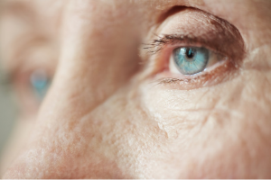 imagem ampliada dos olhos azuis de uma idosa