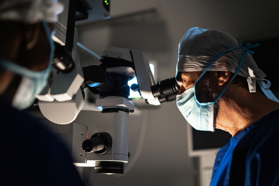 Médico iniciando processo de cirurgia refrativa a laser em equipamento tecnológico