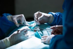 imagem de paciente sendo operado