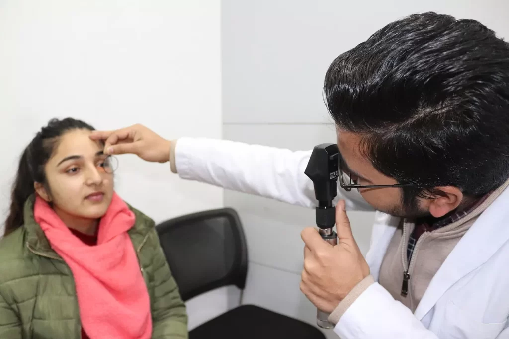 Mulher sendo examinada por oftamologista