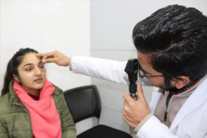 Oftalmologista avaliando os olhos de uma paciente.