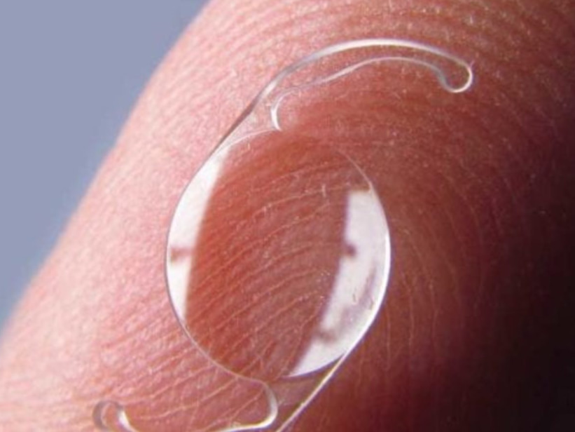 Imagem da lente intraocular em foco na palma de um dedo. Fonte: Lenscope