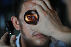 paciente realizando exame de vista - capa do conteúdo de retinopexia pneumática