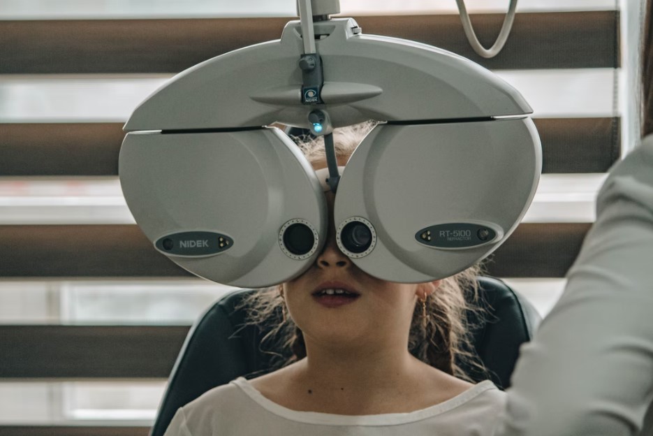 mulher realizando exame de vista, simulando o diagnóstico de patologias