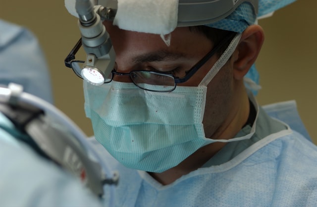 Cirurgião usa máscara durante cirurgia