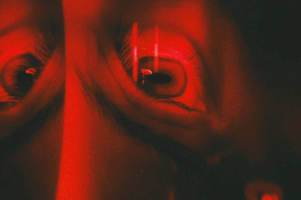 Olhos com deuteranopia e dificuldade de ver tons em verde e vermelho