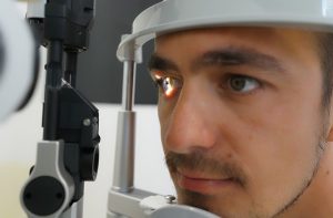 Homem faz exame oftalmológico devido a problemas no nervo óptico