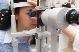 Mulher realiza exame de aberrometria no oftalmologista