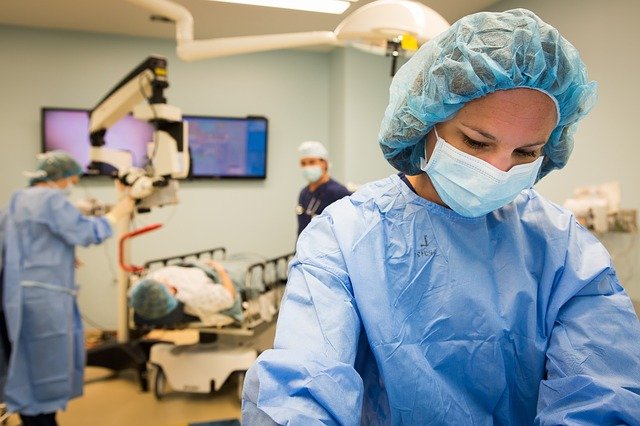 Oftalmologista se prepara para cirurgia de deslocamento de retina