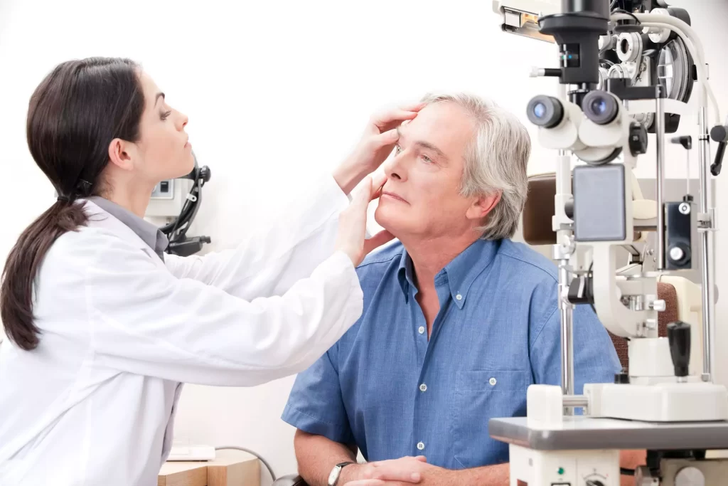 Oftamologista examinando olho de homem