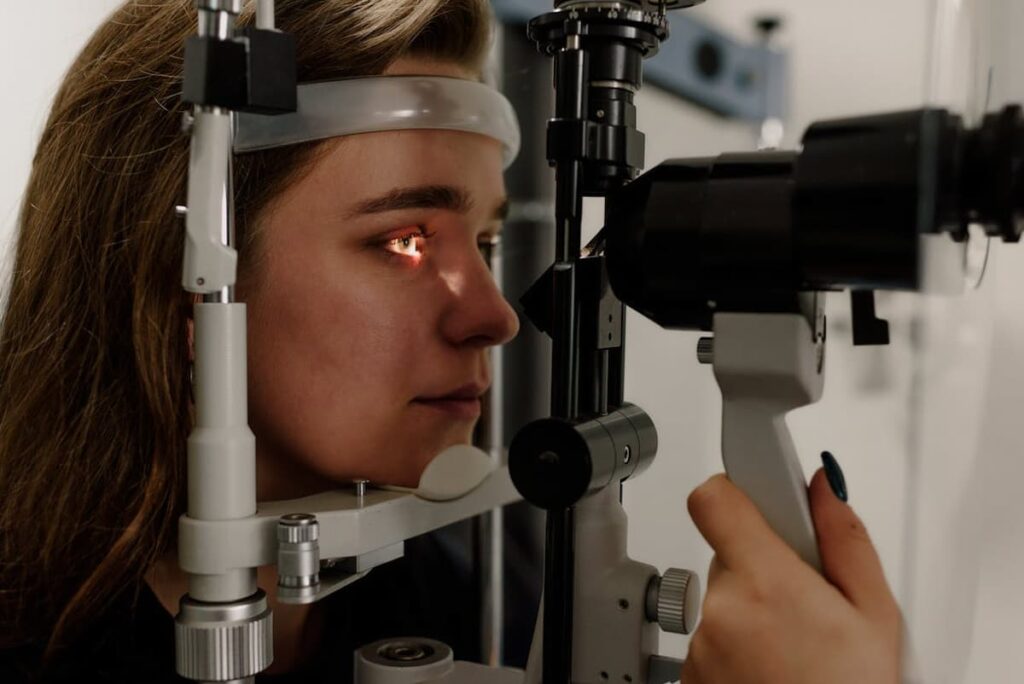 Cirurgião de catarata realizando exame oftalmológico em uma mulher para verificar a necessidade de cirurgia de catarata