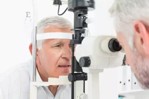 Senhor tendo seus olhos examinados por oftamologista