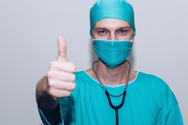 Oftalmologista realiza cirurgia a preço popular e faz sinal de positivo