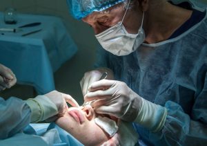 Médico oftalmologista realiza cirurgua de calázio em jovem mulher