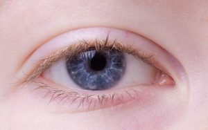 Pálpebra com olhos azuis que precisam de cirurgia de blefaropastia
