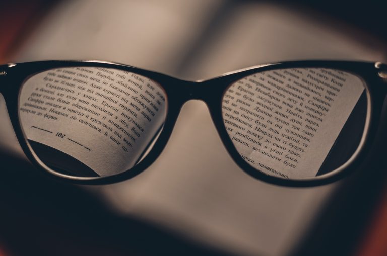 texto refletido em óculos preto