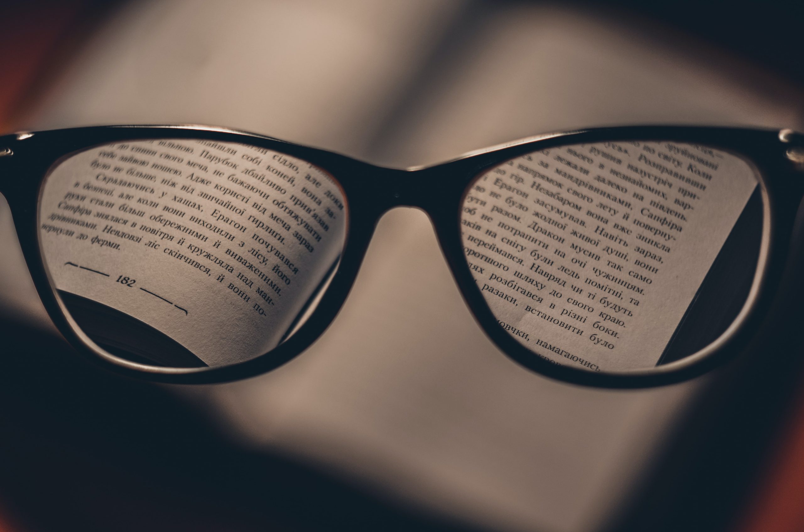texto refletido em óculos preto