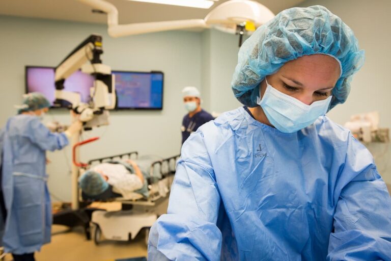Médicos oftamologistas em uma sala de operação