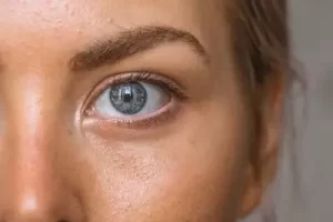 Parte do rosto de uma mulher branca de olhos azuis