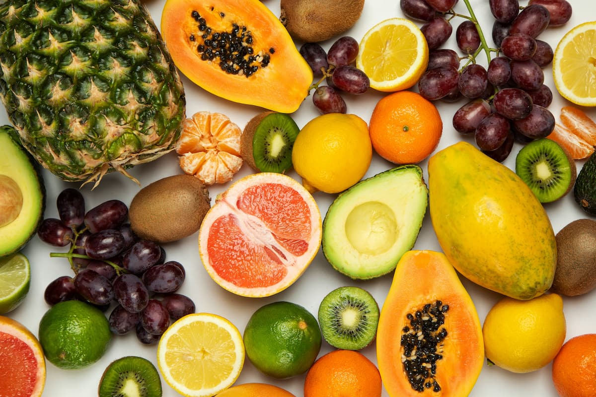 Uma mesa com diversidade de frutas.