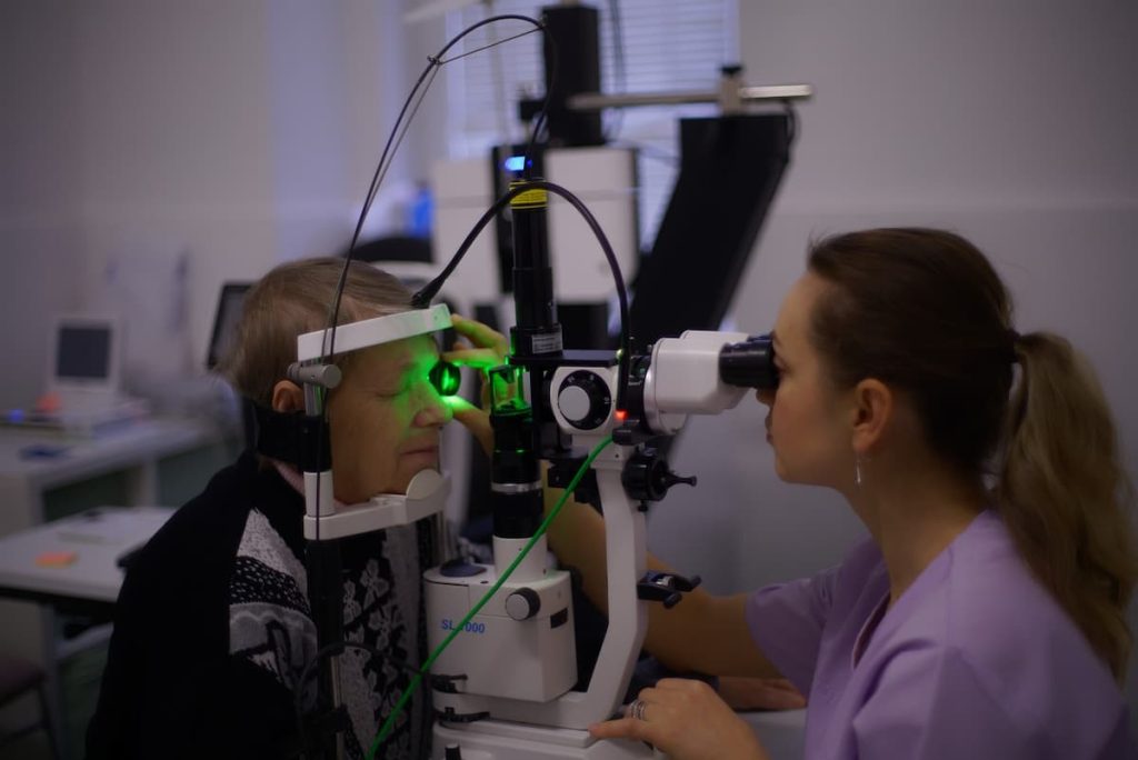 Uma médica analisando uma paciente em um consultório de oftalmologia