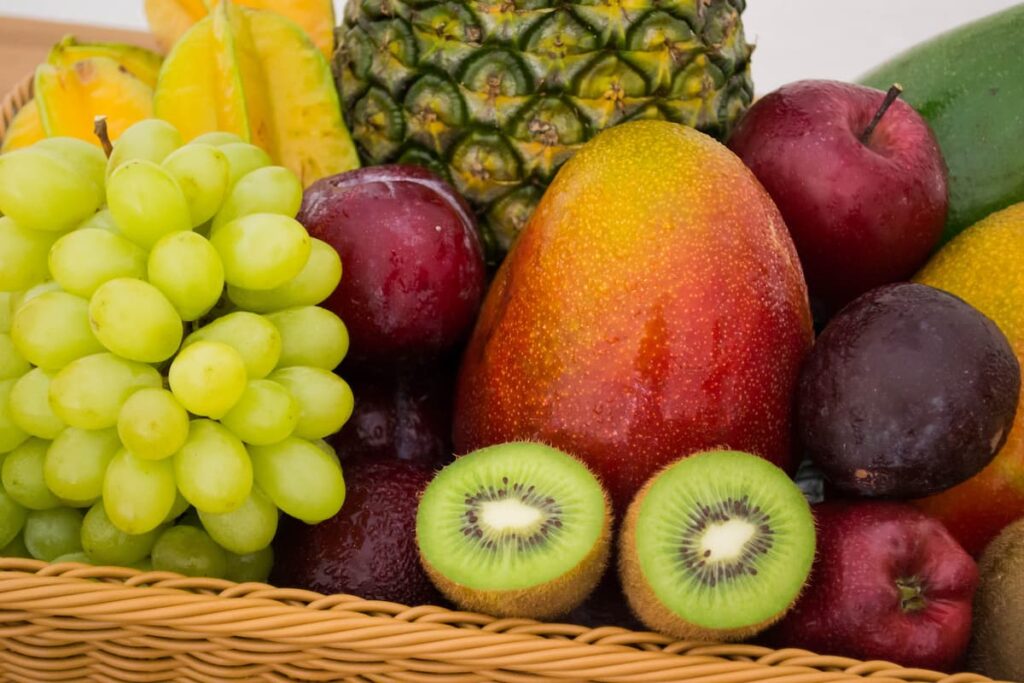 Um cesta repleta de frutas