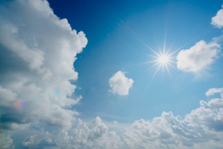 Imagem de um céu azul com nuvens