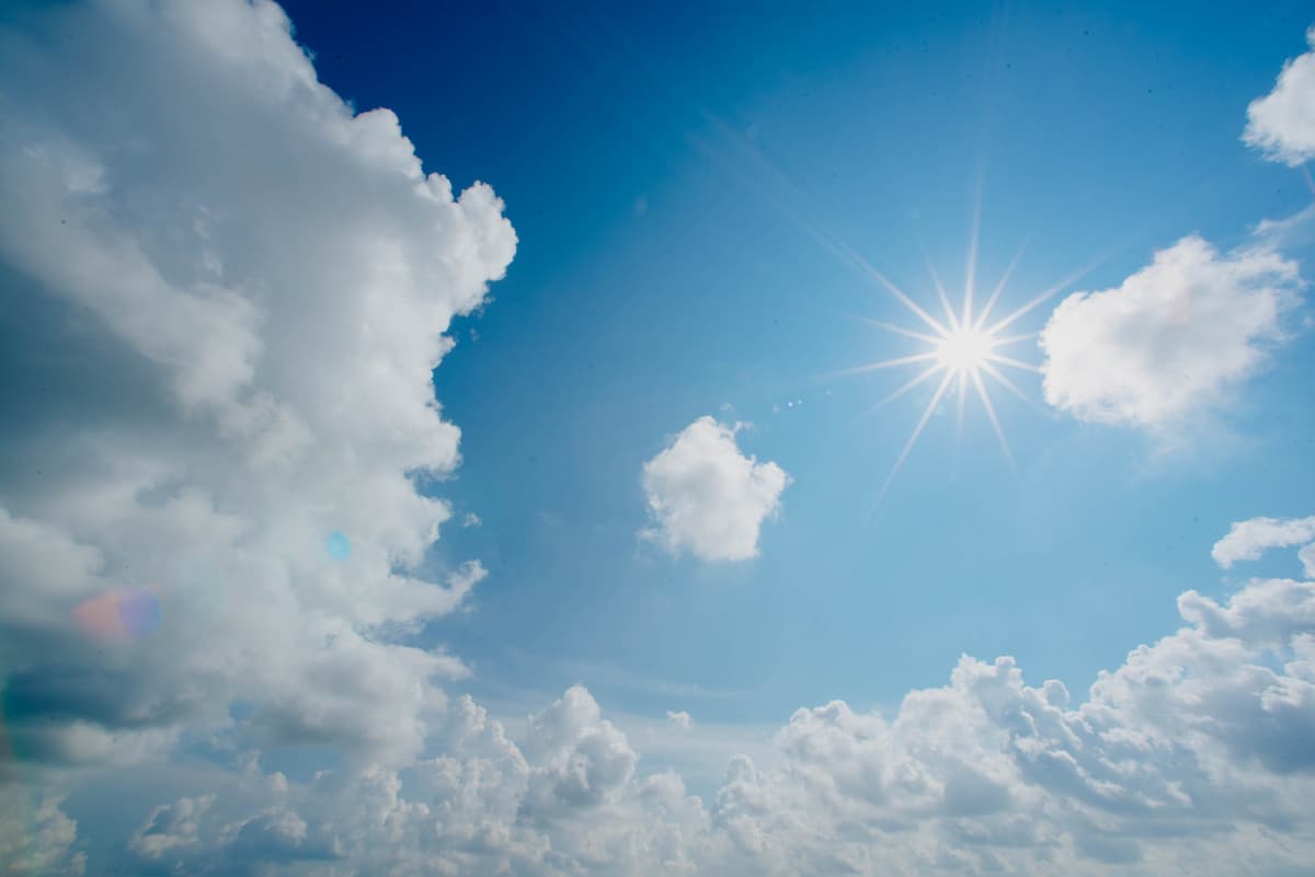 Imagem de um céu azul com nuvens