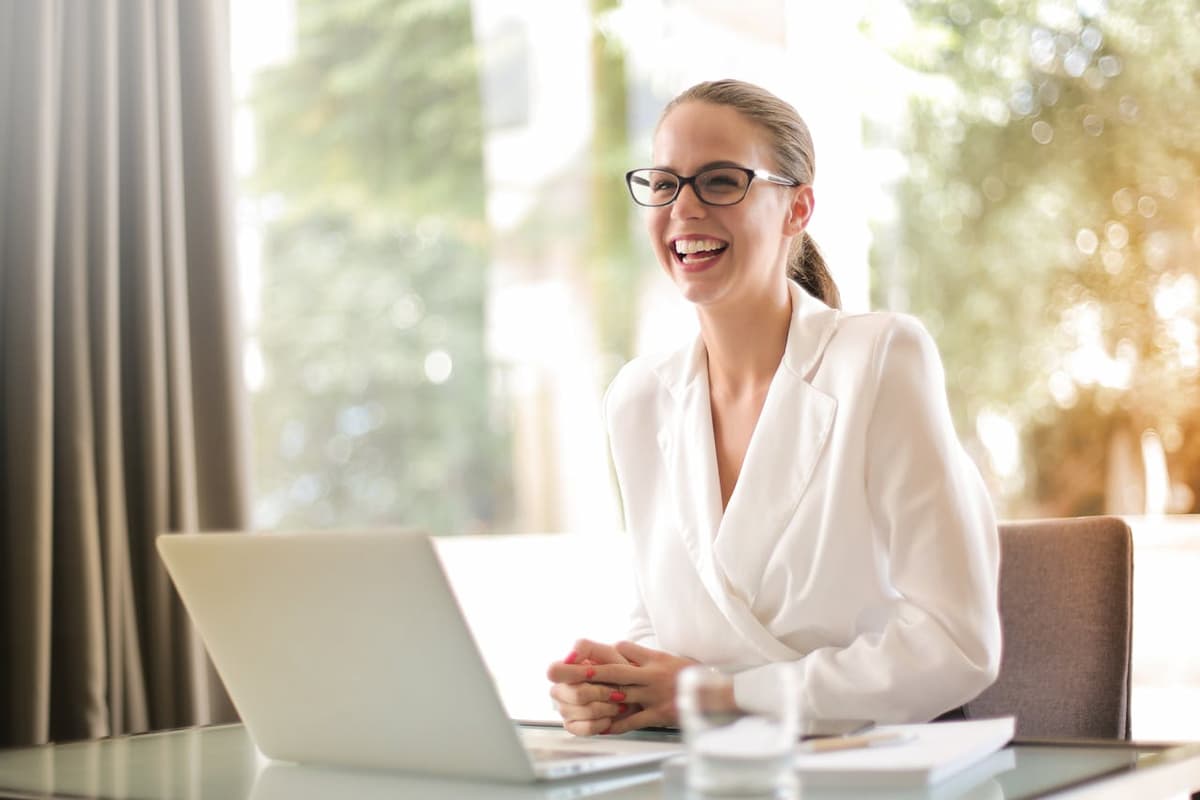 Mulher sorrindo usando o computador de óculos
