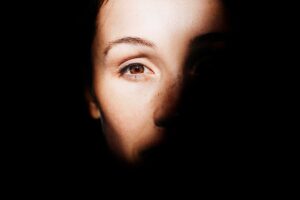 Imagem de um olho de uma mulher iluminado por uma luz