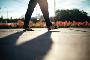 Imagem do pé de uma pessoa caminhando na rua