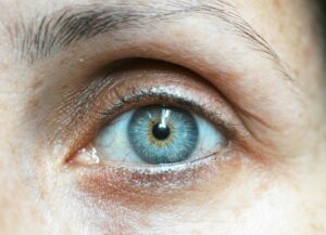 Uma foto de um olho azul