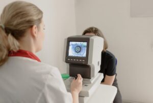 Imagem de uma médica examinando o olho de uma paciente