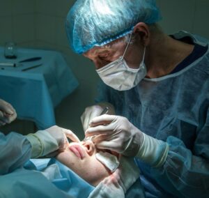 Um oftamologista fazendo cirurgia de catarata