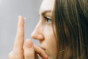 Mulher prestes a colocar uma lente de contato