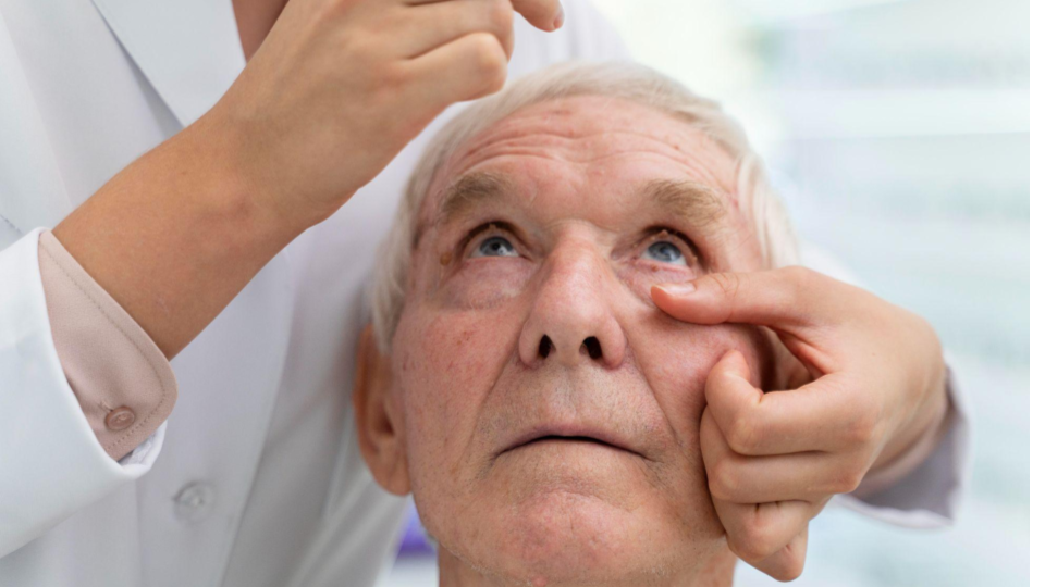 Fo mostra um idoso colocando colírio nos olhos