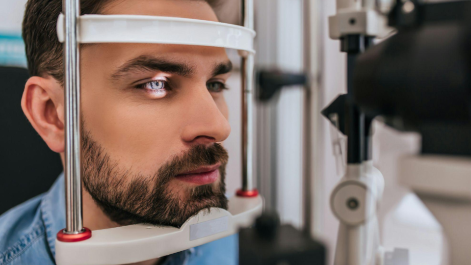 Esta imagem mostra um exame oftalmológico detalhado, destacando o uso de tecnologia de precisão para a saúde ocular.